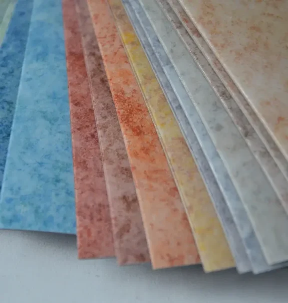 kan man måla plastmatta i badrum? närbild på olika plastmattor